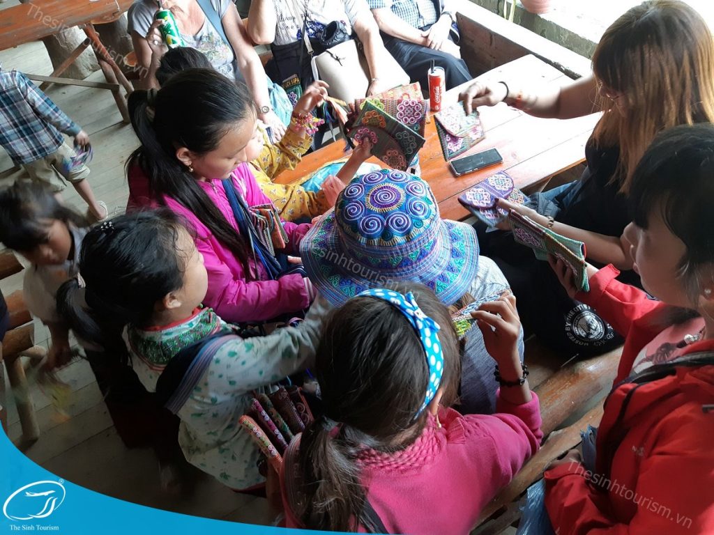 Du Lịch Tới Thị Trấn Sapa - Nơi Hòa Quyện Thiên Nhiên và Văn Hóa Độc Đáo 3 Tham quan làng bản tại Sapa