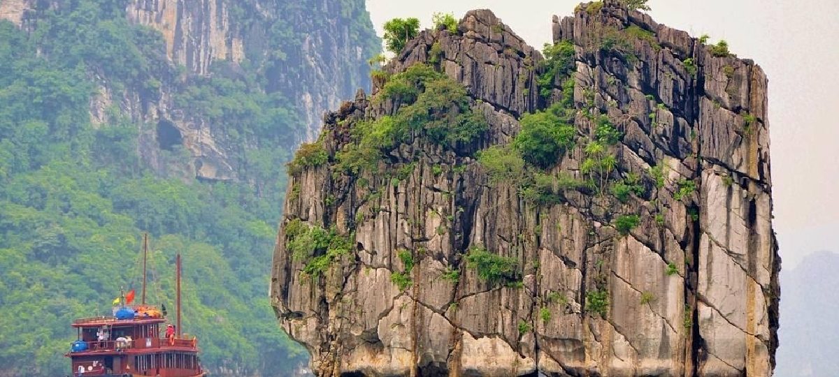Hòn Đỉnh Hương – Biểu tượng linh thiêng giữa lòng Vịnh Hạ Long 1 Ảnh sưu tầm - Hòn Đỉnh Hương - Vịnh Hạ Long