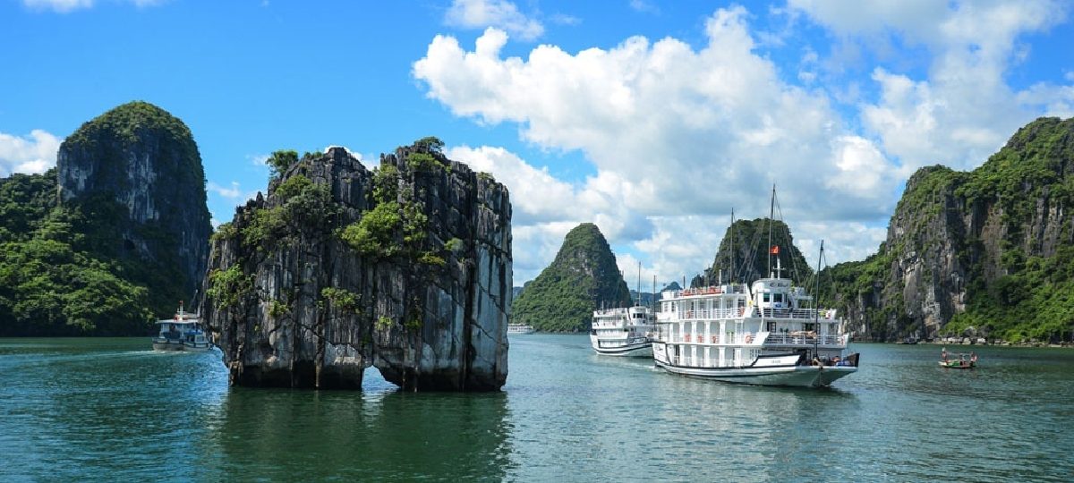 Du lịch Hạ Long - Kỳ quan thiên nhiên luôn khiến du khách say mê 1 Ảnh sưu tầm - Hòn Đỉnh Hương - Vịnh Hạ Long