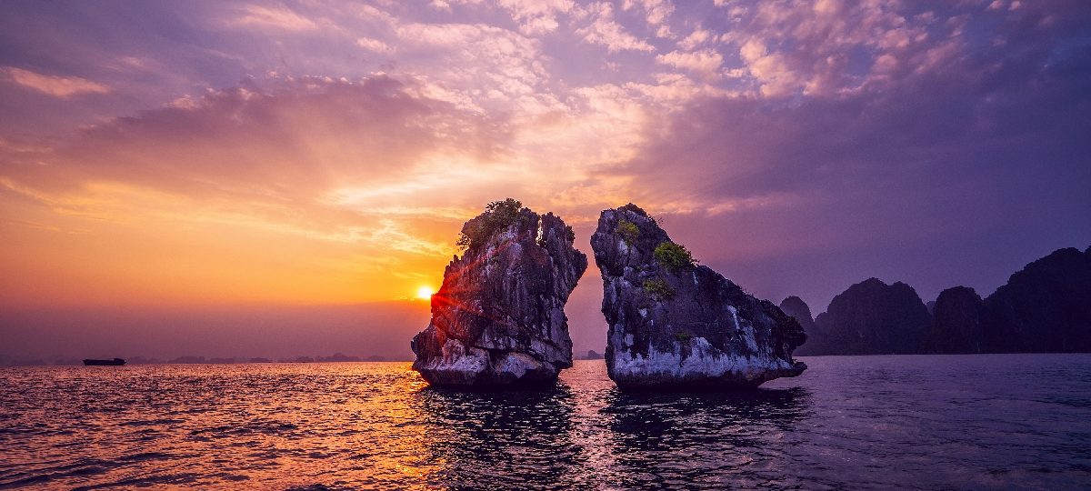 Ngắm hoàng hôn Vịnh Hạ Long trên boong tàu – Trải nghiệm chạm đến trái tim 1 Ngắm hoàng hôn Vịnh Hạ Long - Ảnh sưu tầm