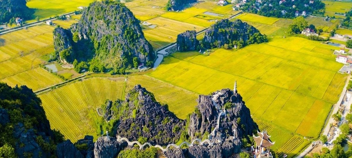 Tour Hang Múa - Vẻ Đẹp Non Nước Hữu Tình Nhìn Từ Đỉnh Ngọa Long 1 du lich the sinh the sinh tourist tour du lich ninh binh trang an 1022 20250925