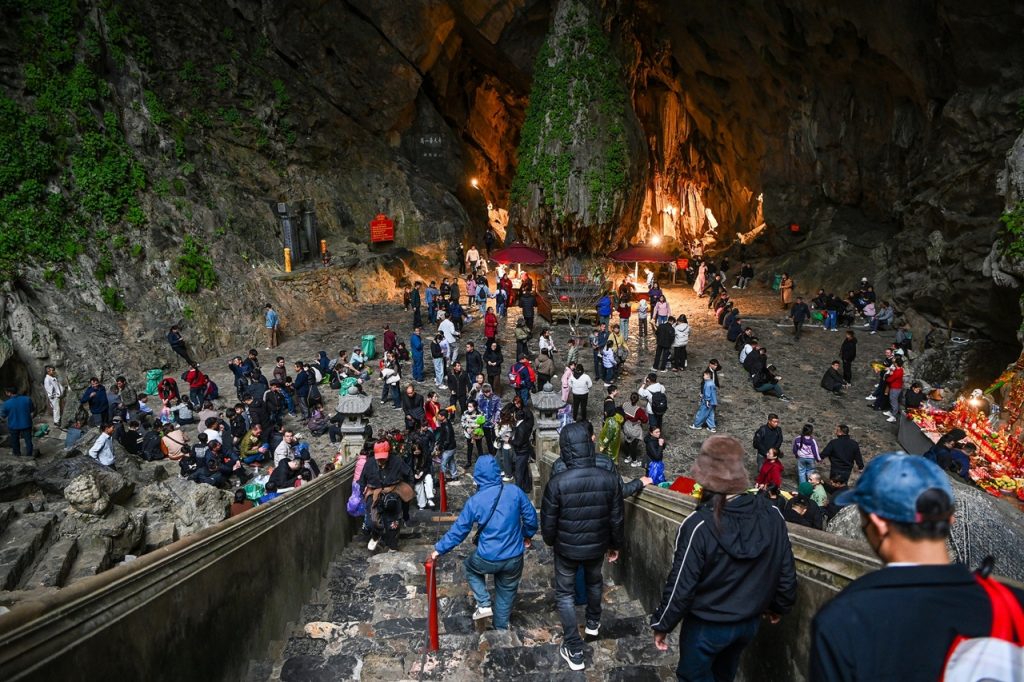Du Lịch Chùa Hương - Điểm Hẹn Tâm Linh Mỗi Độ Xuân Về 7 tour du lich chua huong the sinh tourist sinh cafe travel the sinh tourist 003 20251115