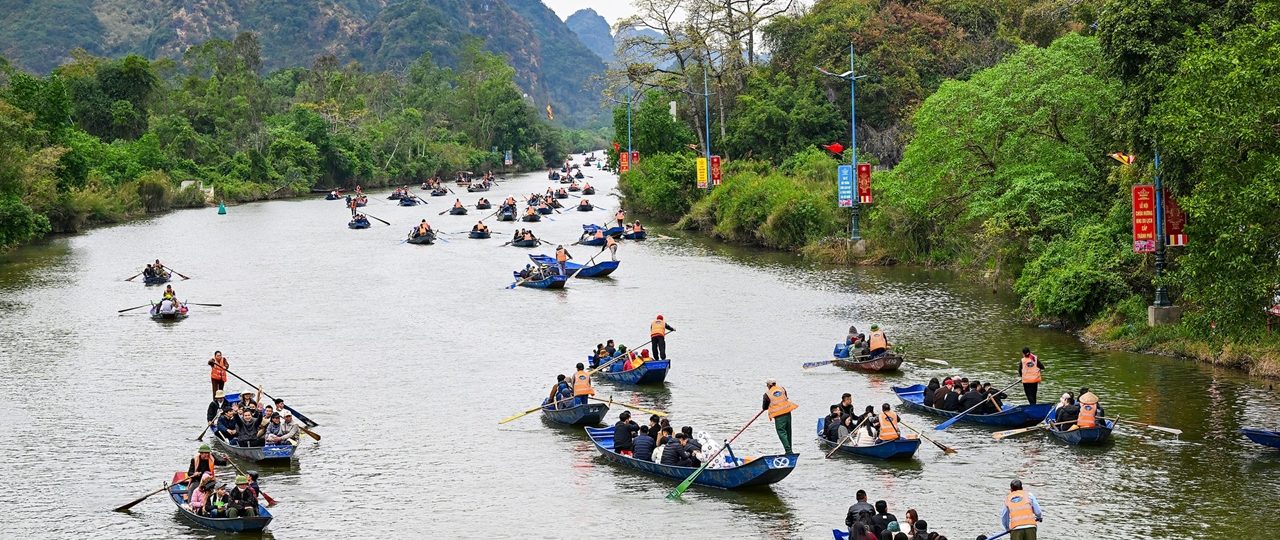 Du Lịch Chùa Hương - Điểm Hẹn Tâm Linh Mỗi Độ Xuân Về 1 tour du lich chua huong the sinh tourist sinh cafe travel the sinh tourist 004 20251115