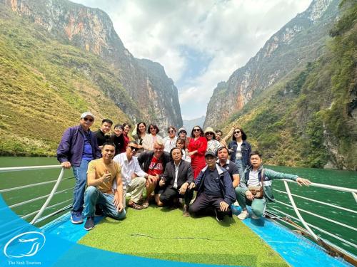 hinh-anh-khach-du-lich-di-tour-the-sinh-tourism-50-duong-thanh-sinh-cafe159-20230526